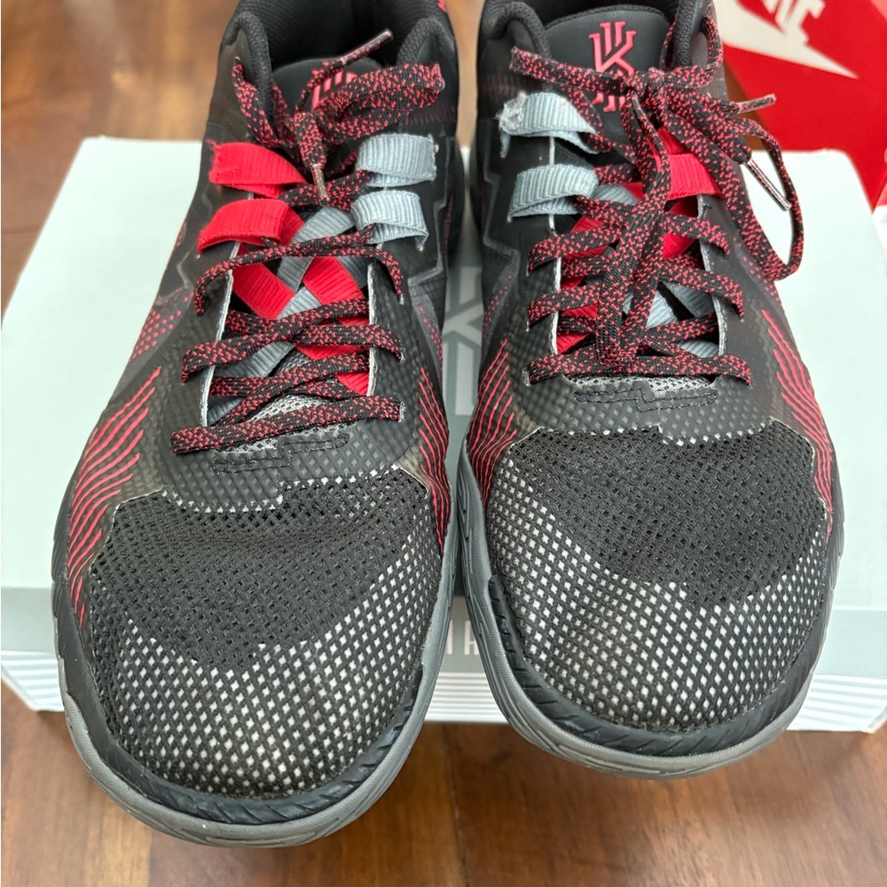 Nike Kyrie fly trap v Men's Black and Red Athletic Sneakers
